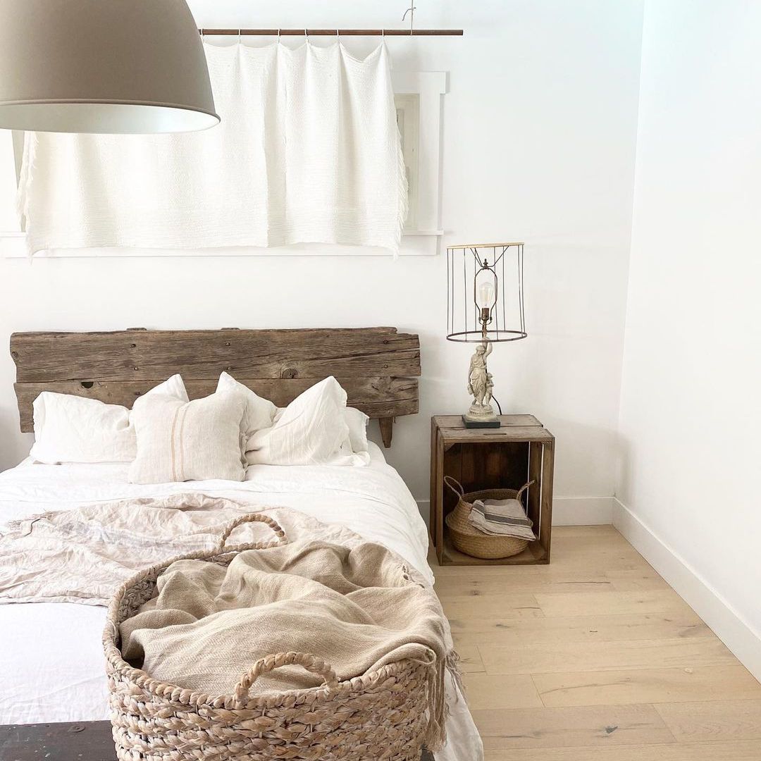 有暴露的木粱的乡村中性卧室。