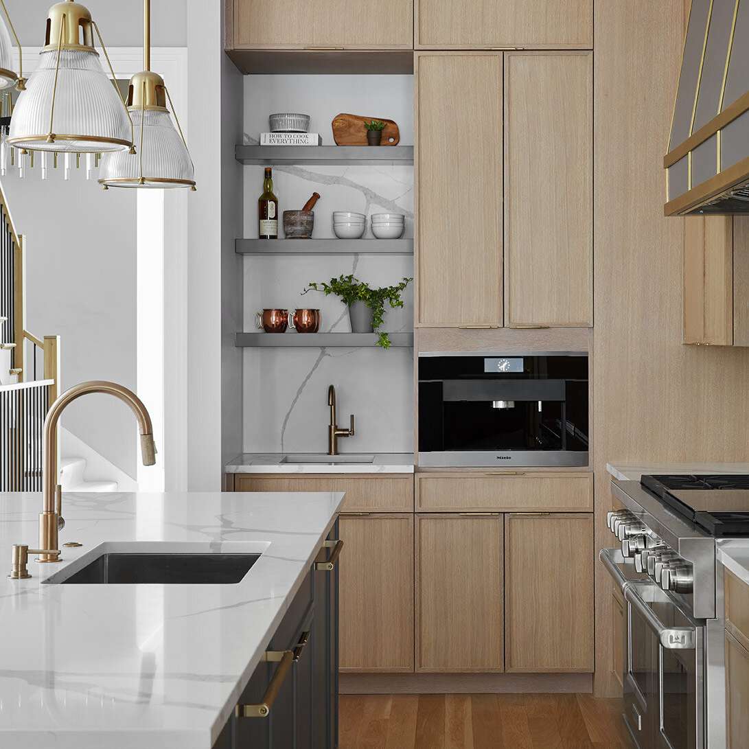 带一些灰色橱柜和一些天然木柜的厨房