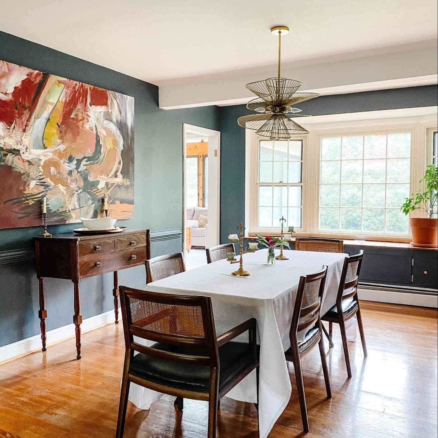 Midcantury充满吊灯的餐厅。