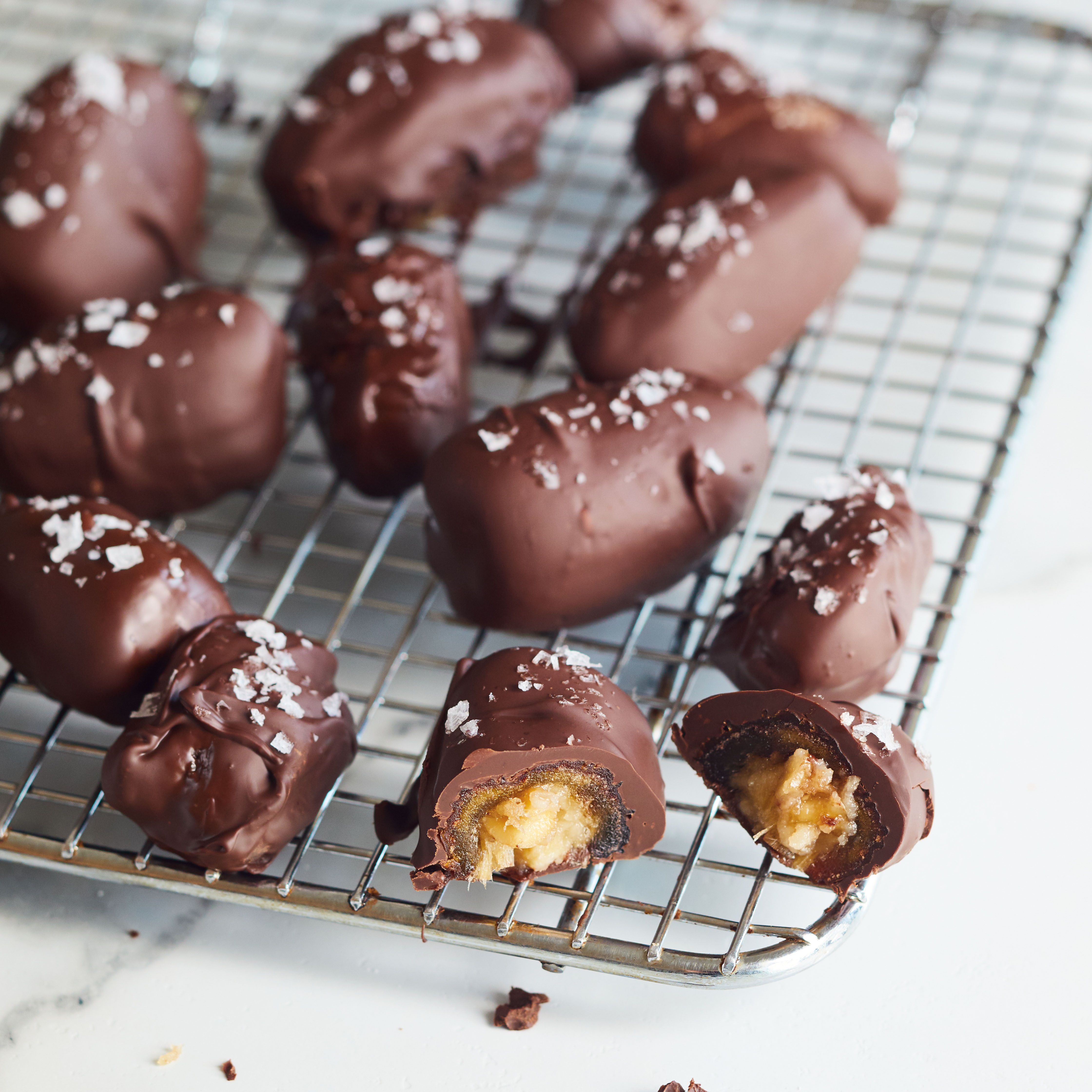 有趣的尺寸巧克力牛轧糖糖果酒吧“class=