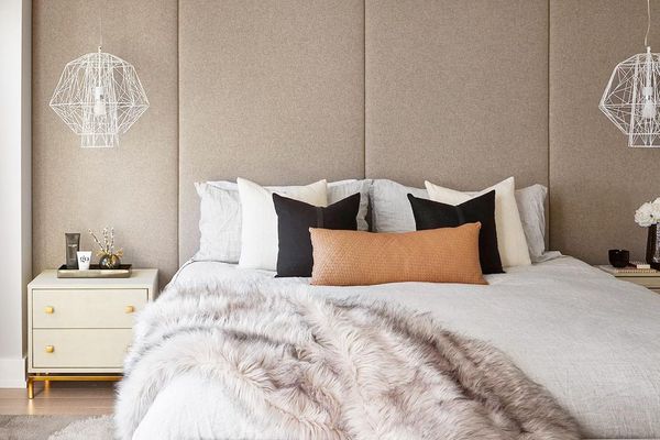 带长凳的中性卧室在床脚下。