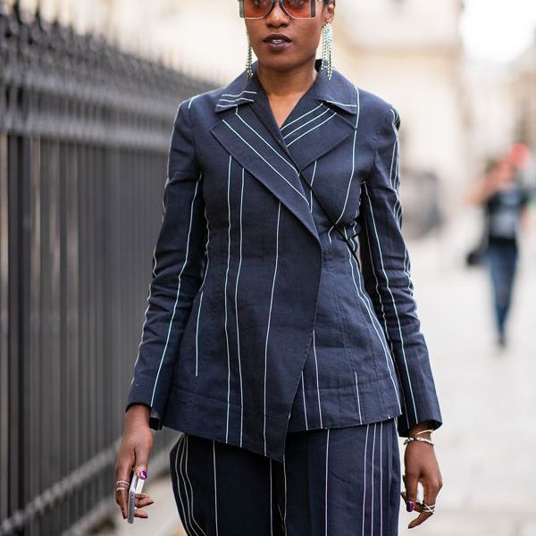 一个女人行走有信心