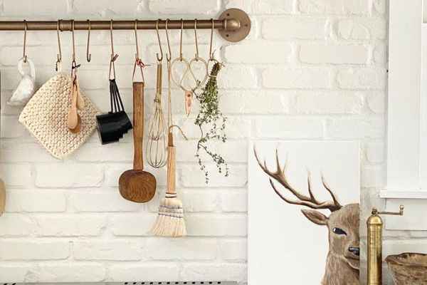 最好的厨房组织思想 - 悬挂锅和炉子上方的烹饪工具