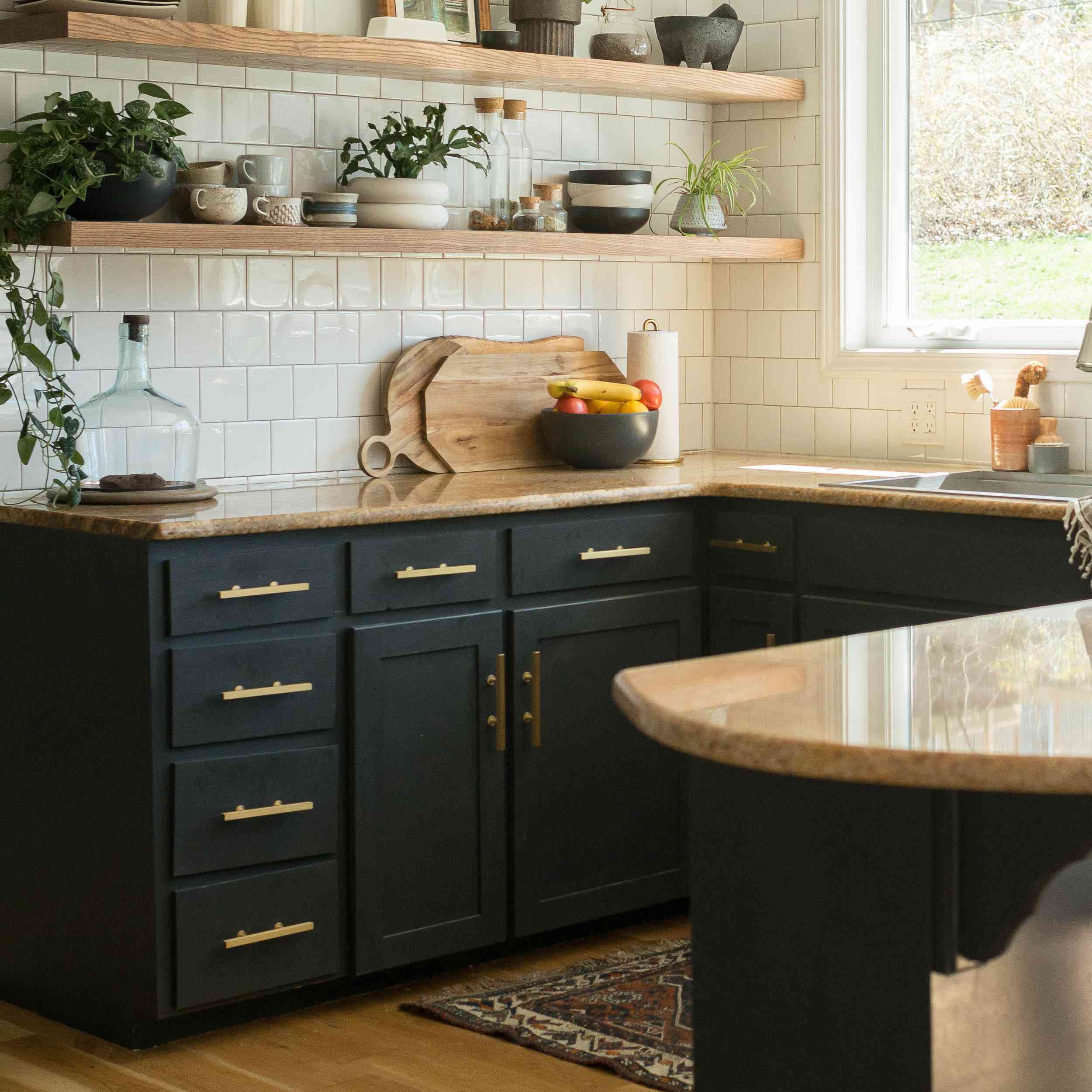 有植物的波西米亚厨房在货架上。