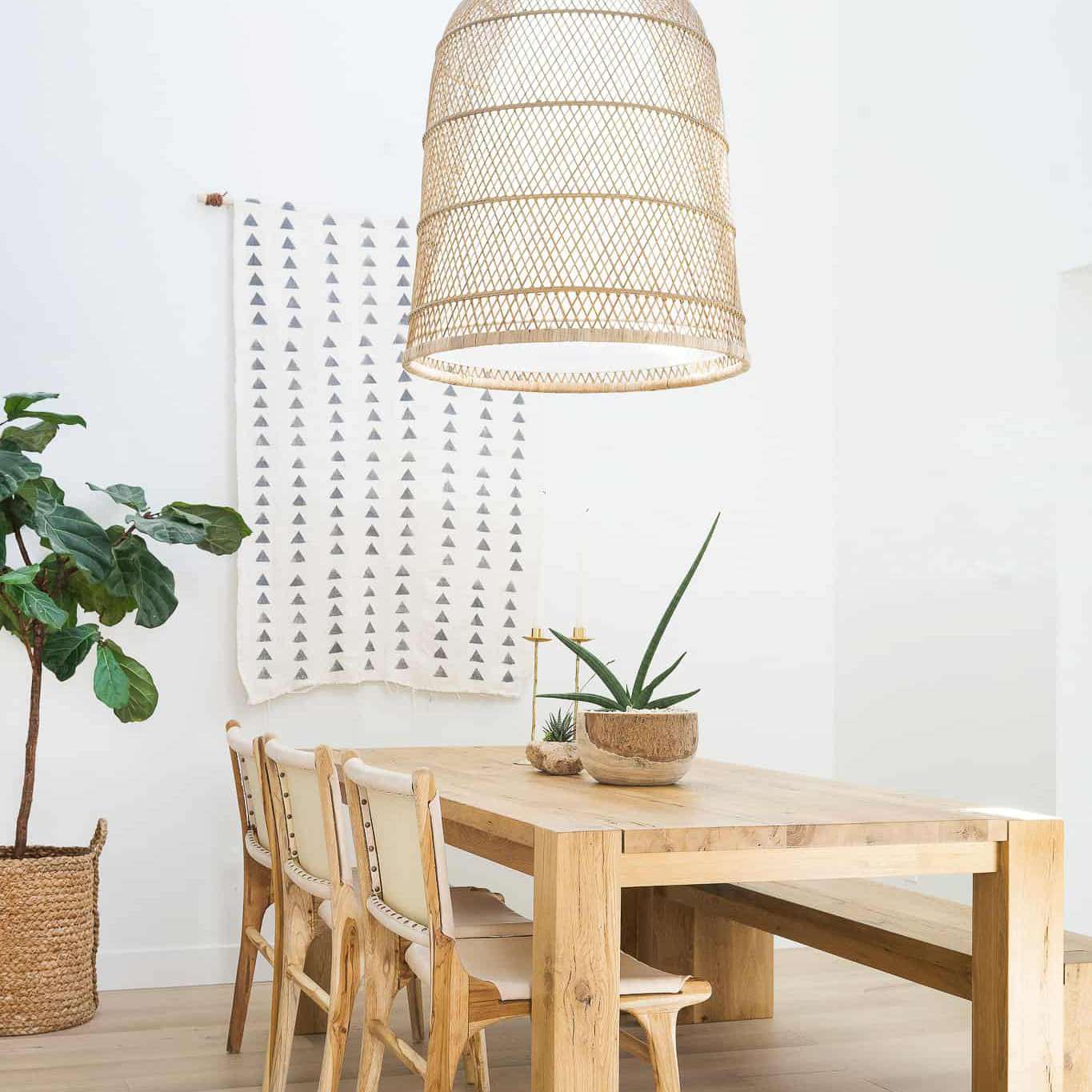 一间带木桌和巨大的编织枝形吊灯的用餐室