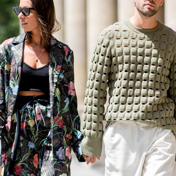 一对夫妇散步手牵手