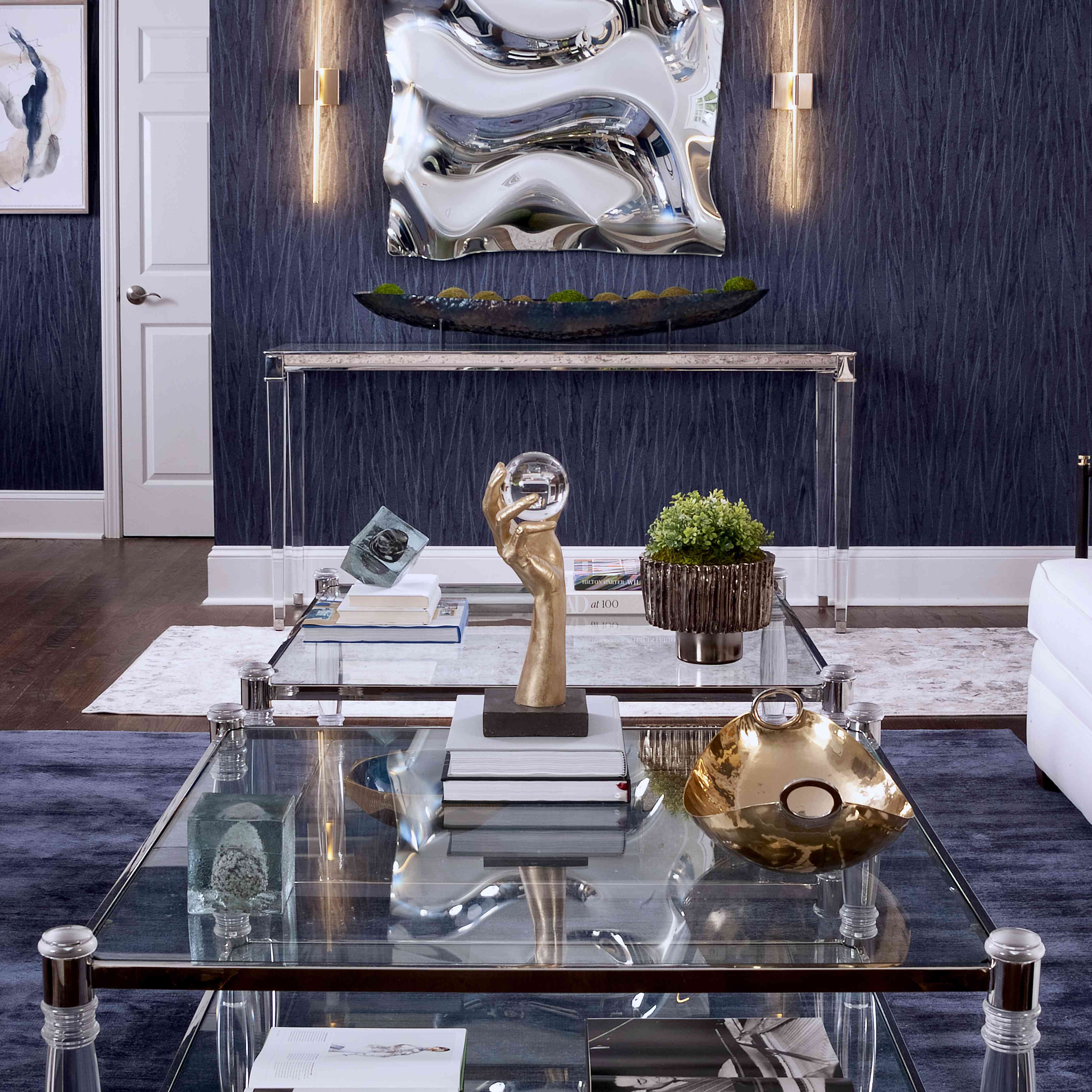 本周的改造 - 室内设计由S＆S，Glam Libent Room带海军蓝色壁纸和带有金色的饰品