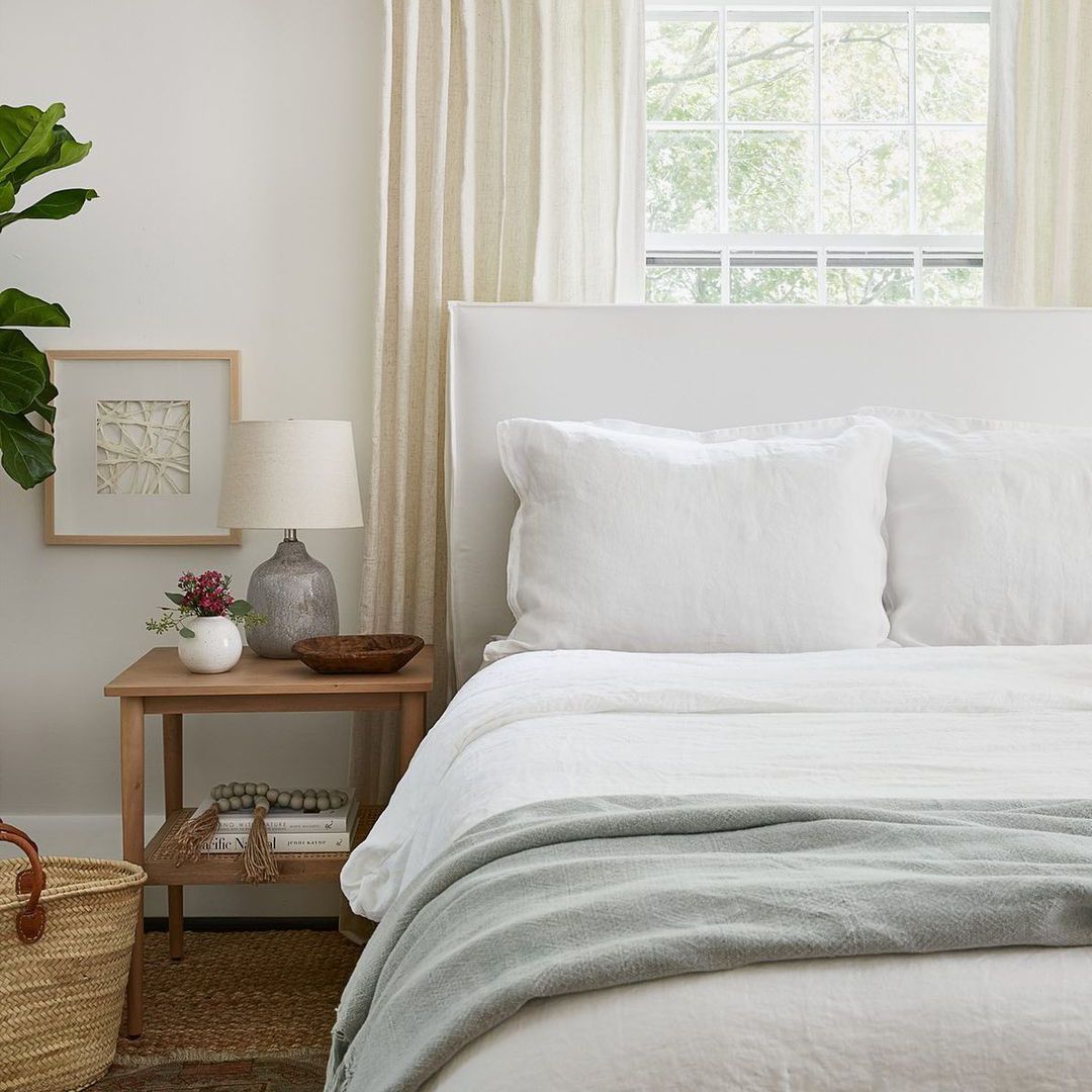 柔软的中性卧室，阳光通过窗户。