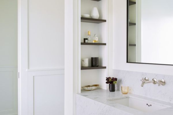 设计师最喜欢的清洁产品——干净整洁的白色浴室