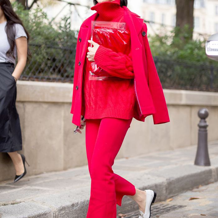 一个女人在一个红色的西装