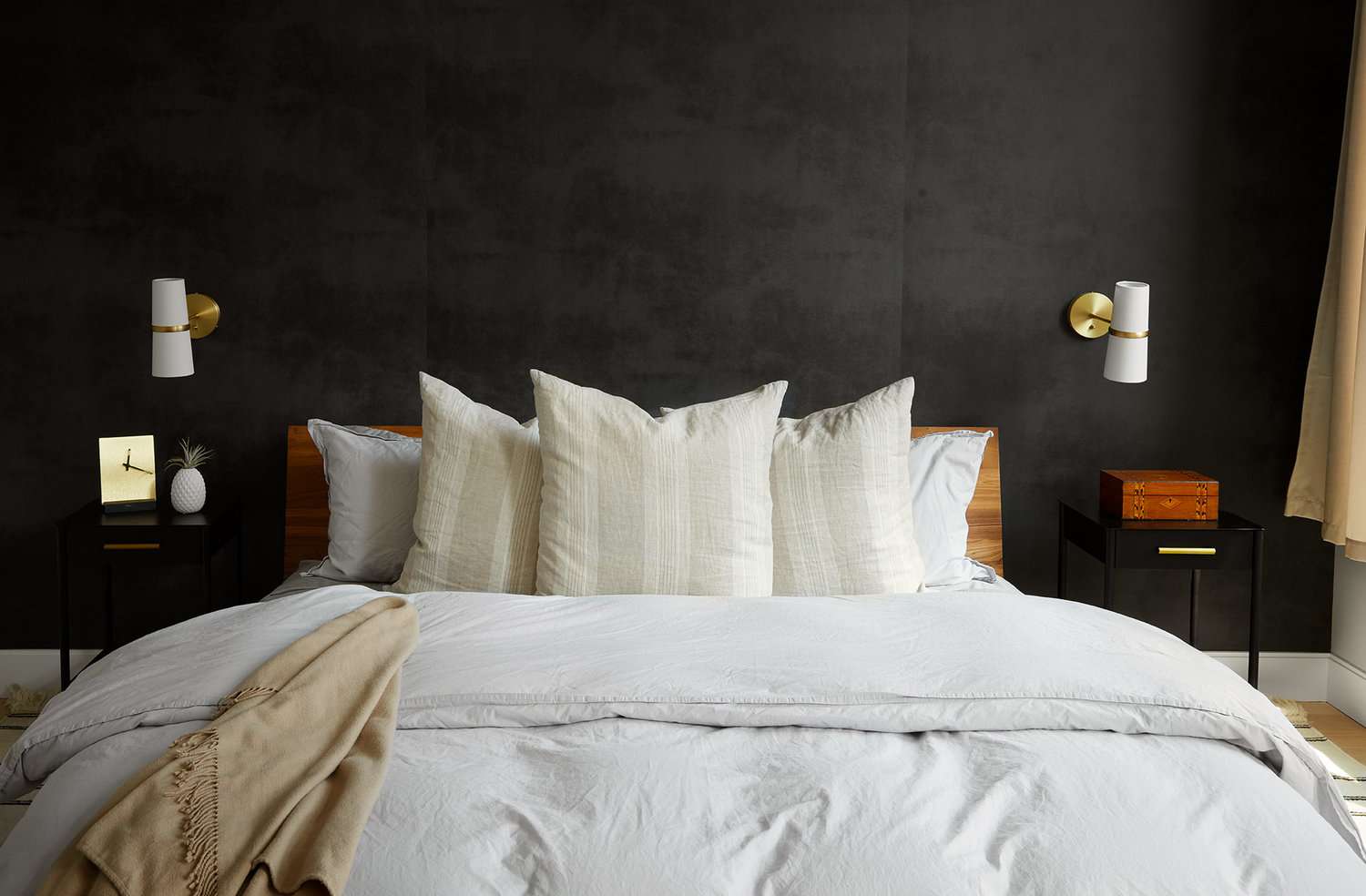 一间两侧有现代金色壁灯的现代卧室