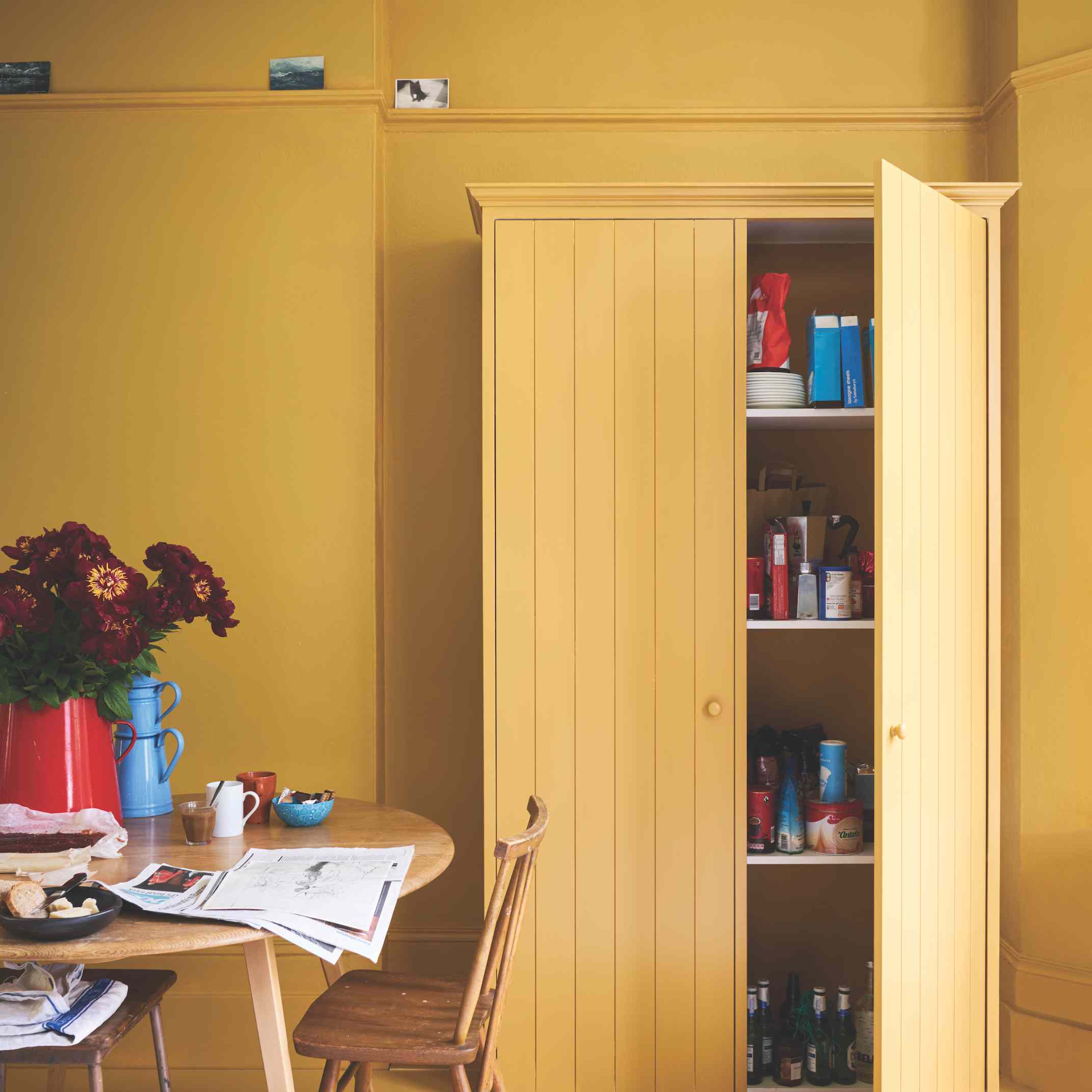 单色亮黄色房间。