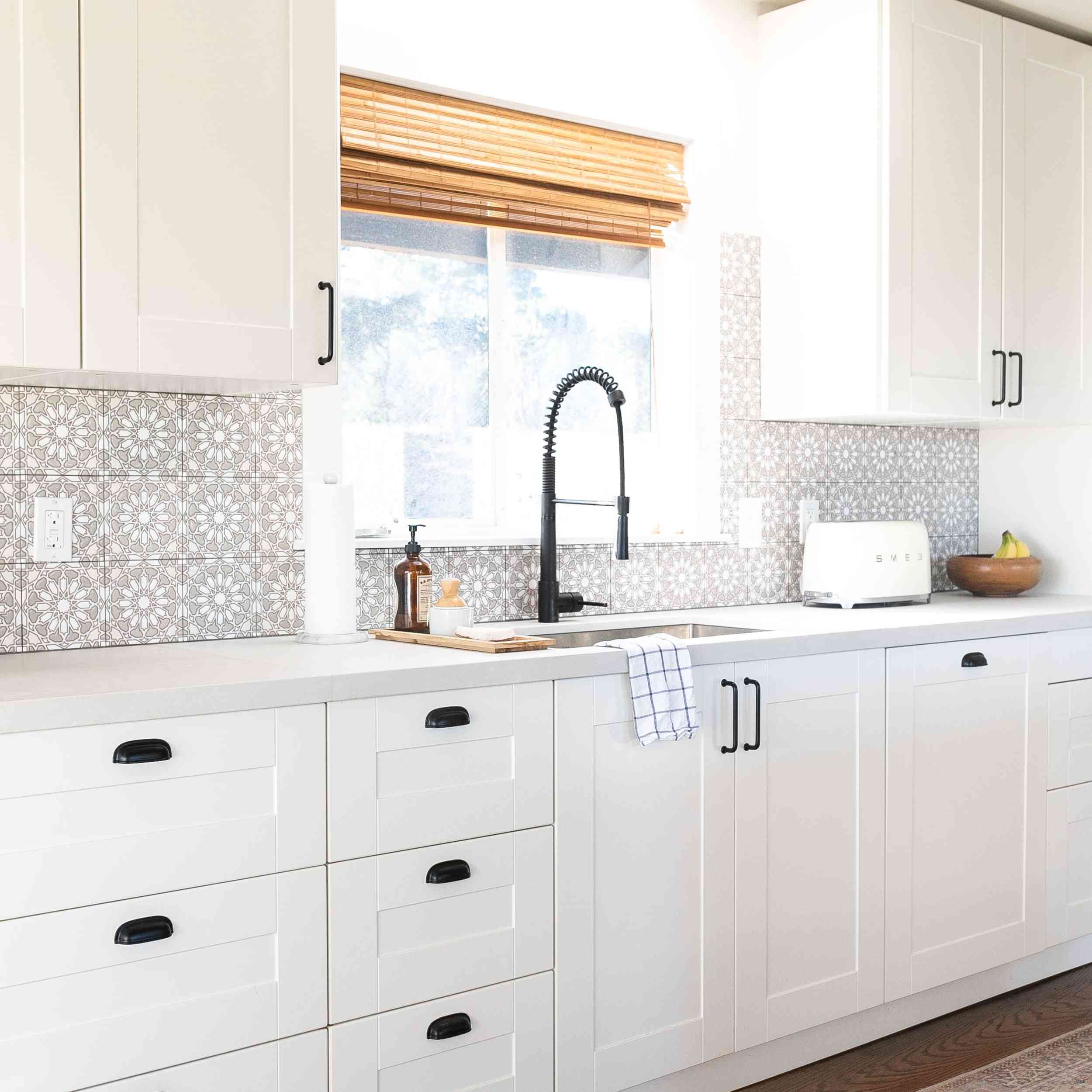 带有宜家柜和印刷背板的厨房