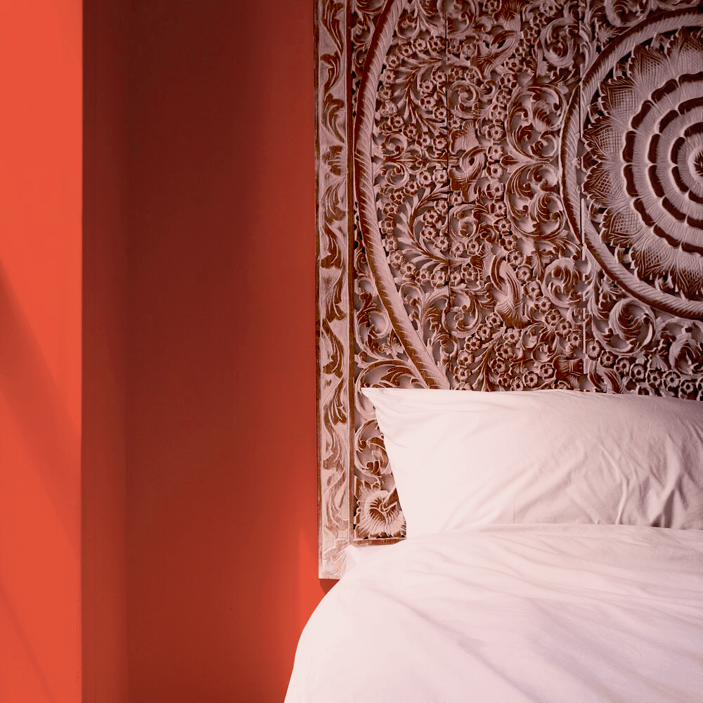 有红色油漆的墙壁