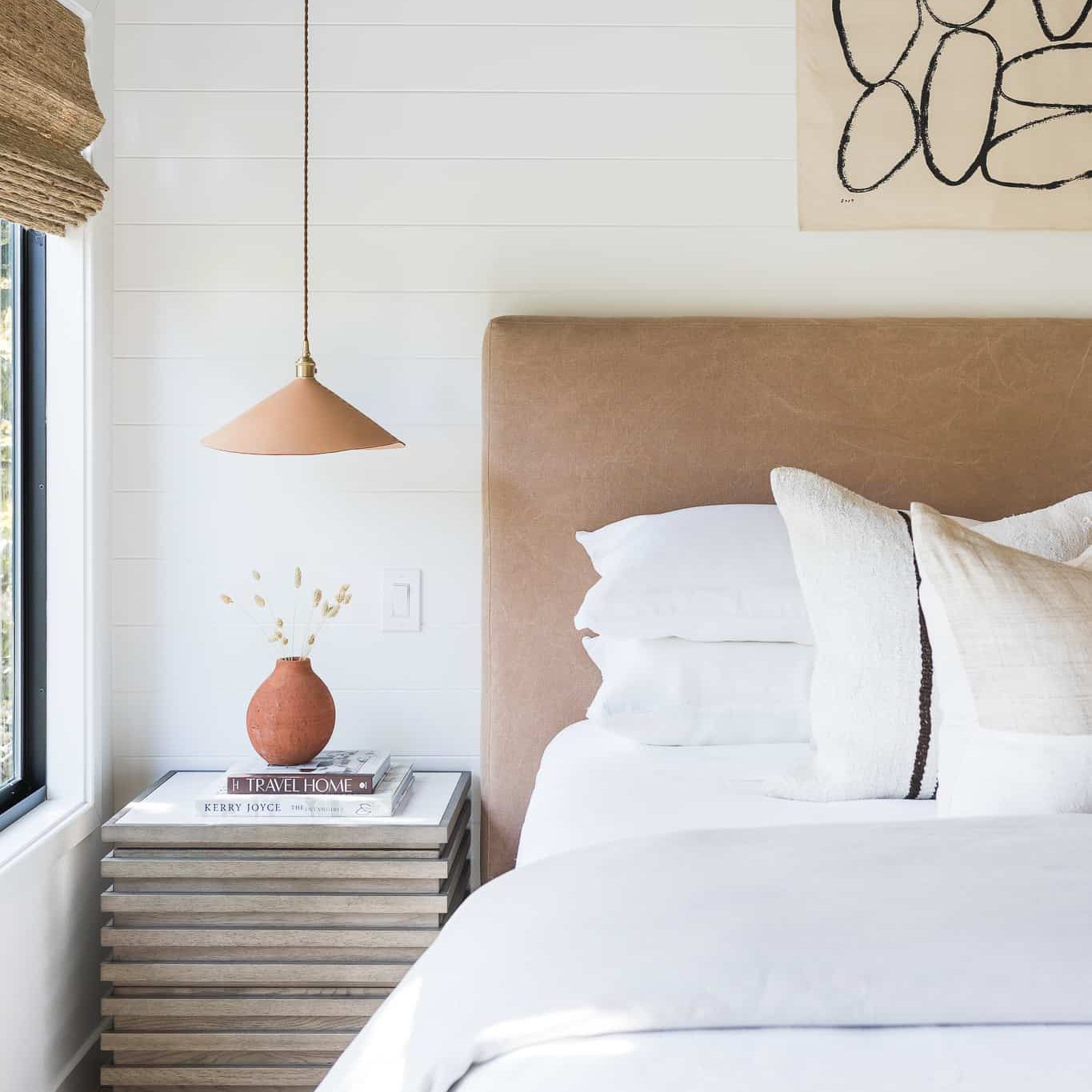 配有毛绒皮革床头板的现代卧室