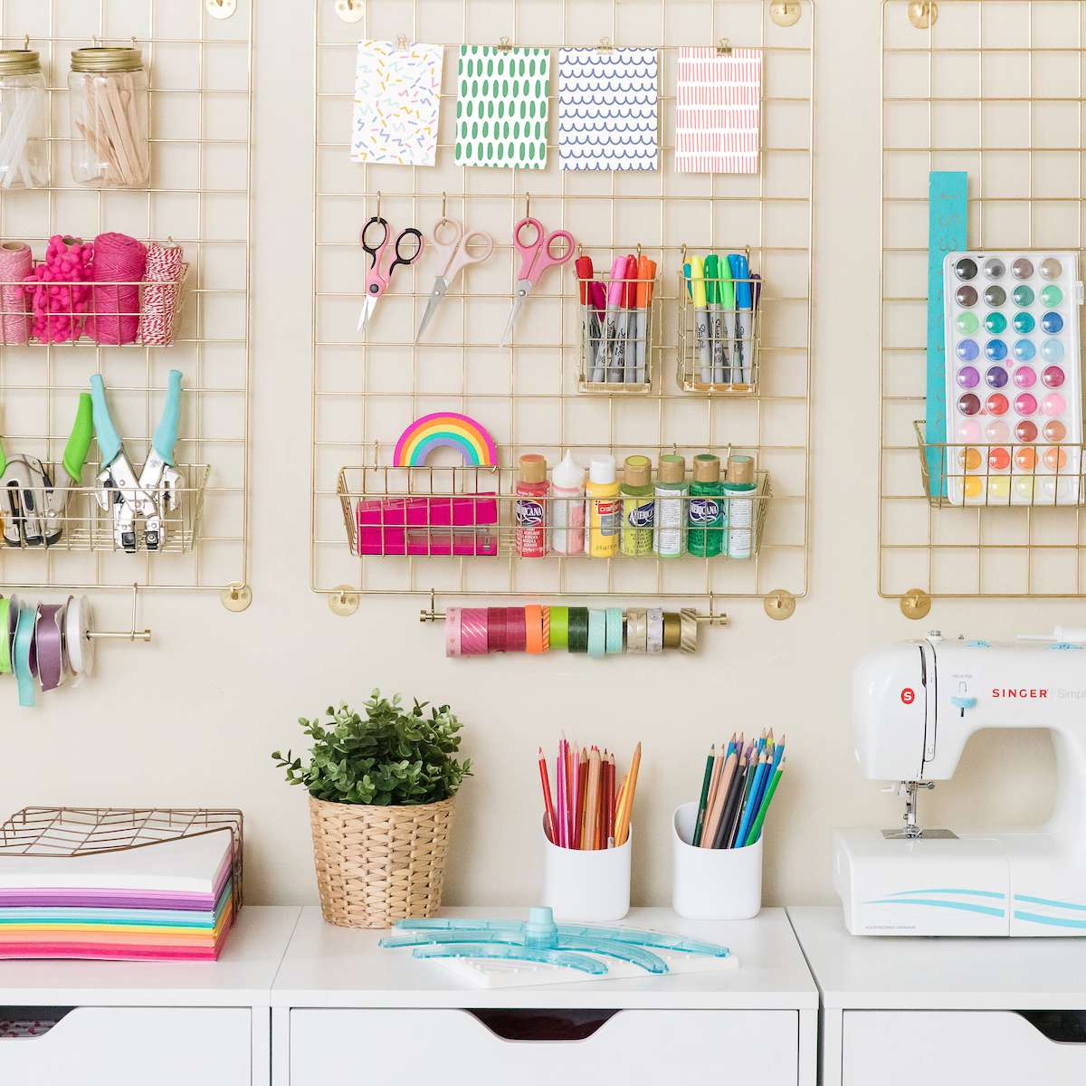 一个有组织的工艺室装满了丰富多彩的艺术用品