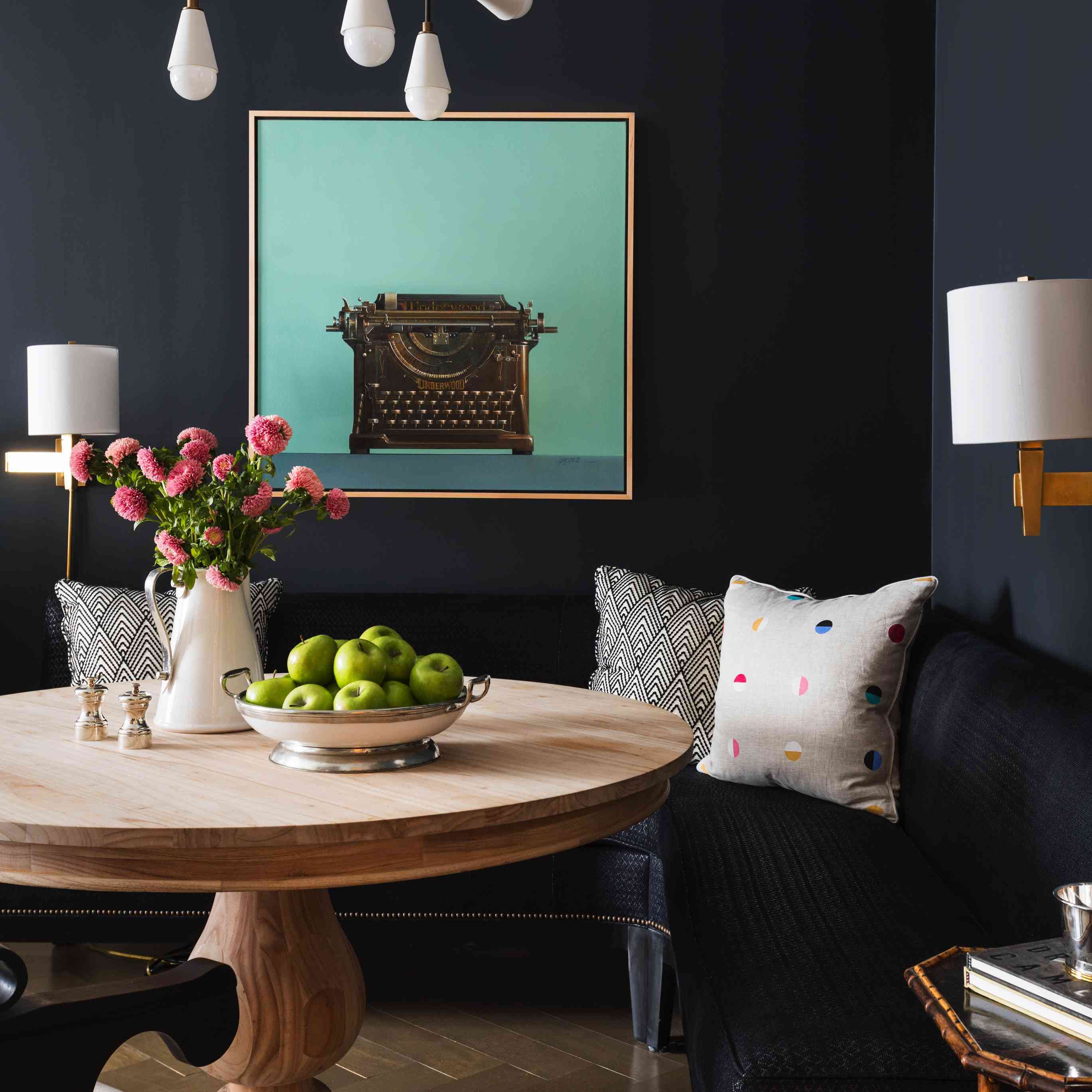 早餐角落里有深色的海军蓝墙。