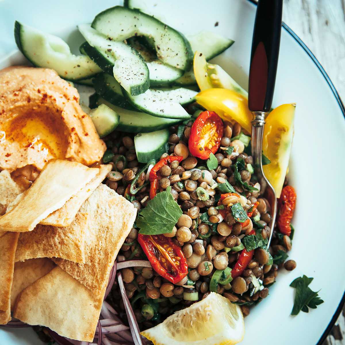 腌扁豆和晒干的番茄