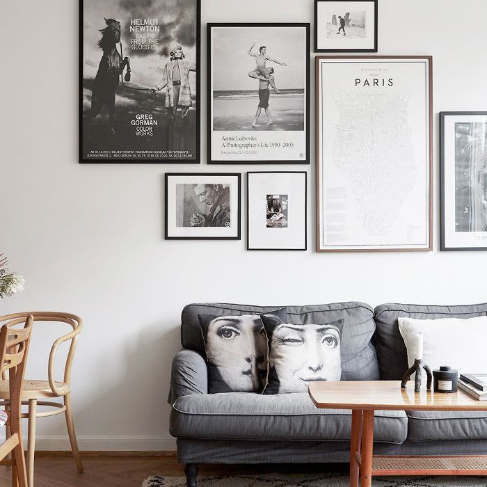 有人字形木地板的起居室