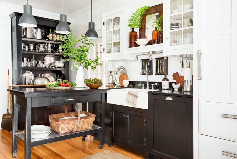 厨房配有便携式岛上的轮子