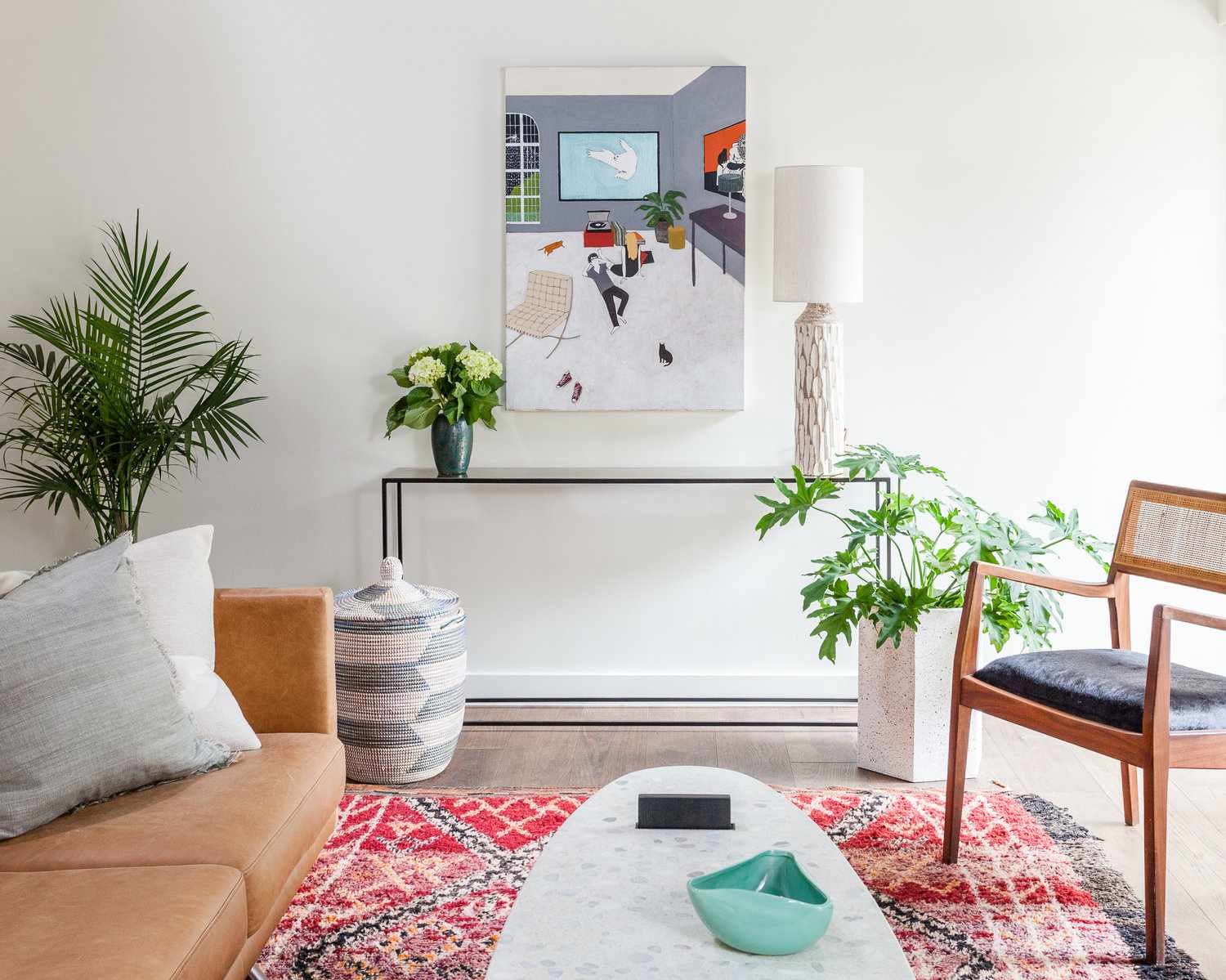 有趣的控制台桌子与艺术品和植物。