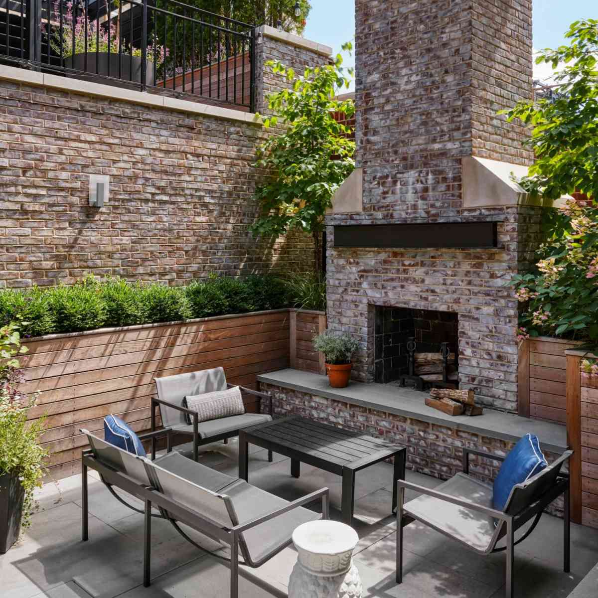 带壁炉的公寓露台