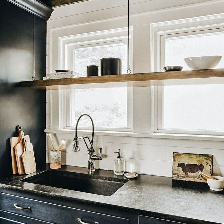 黑色光泽的橱柜