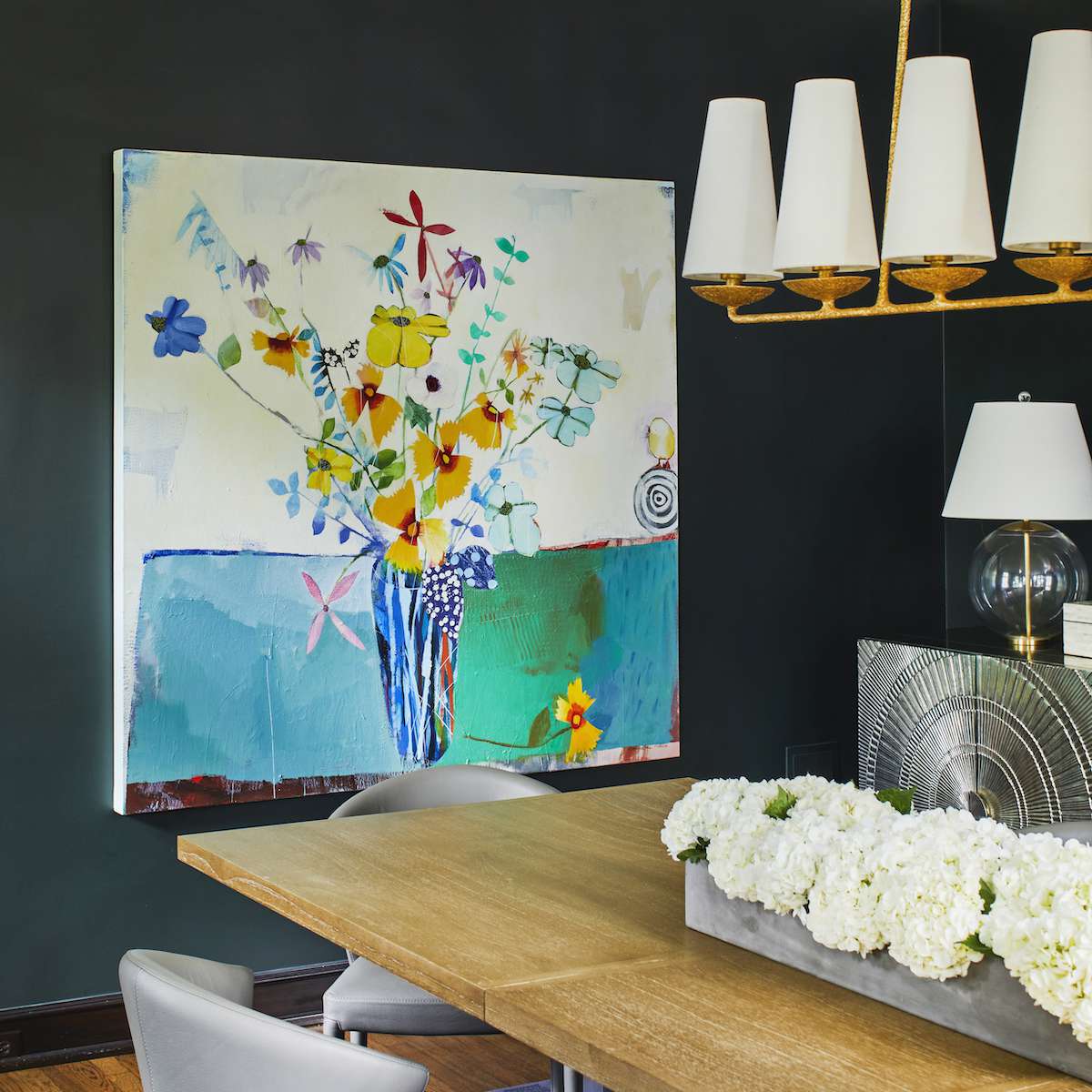 带海军涂料的房间