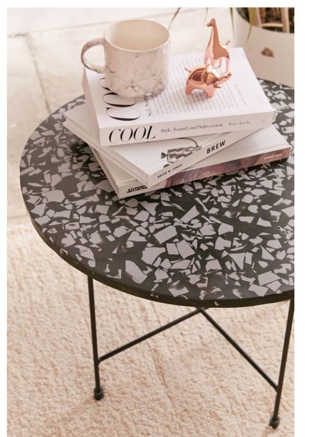 A轮水磨石图案茶几与金属腿。