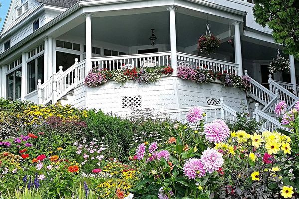 有许多的经典楠塔基特房子在外部。