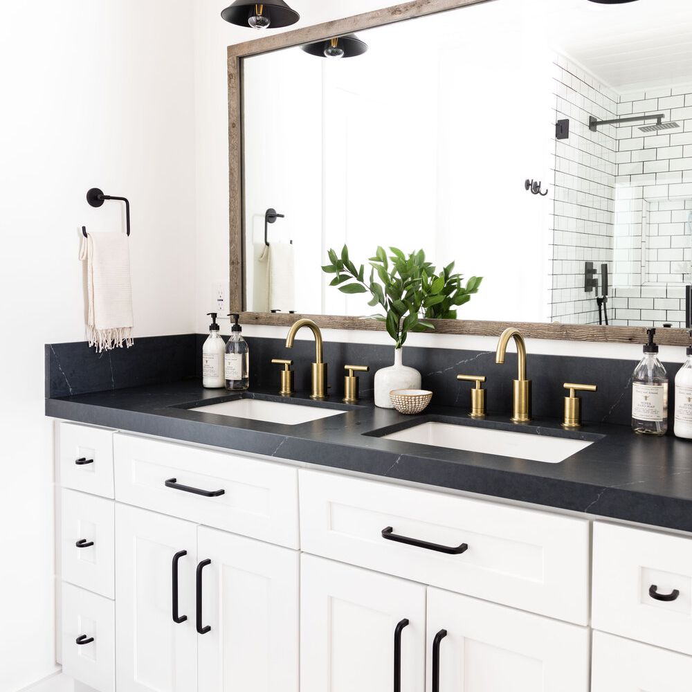 一间带黑色大理石后挡板和配套五金的浴室