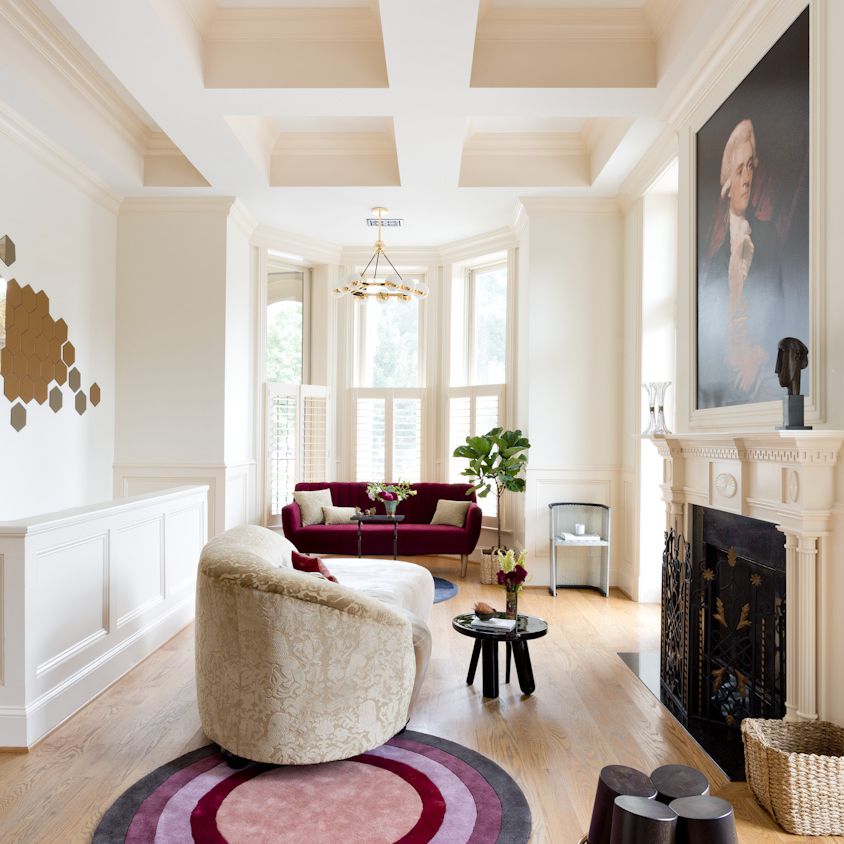 带大肖像的客厅