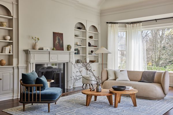 一个装满传统瓷器和现代家具的起居室