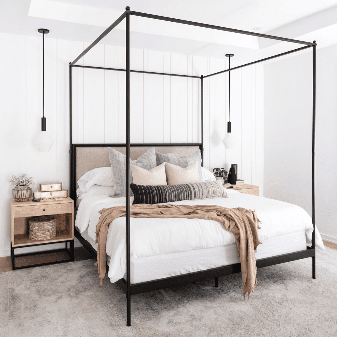 带有两个工业吊灯的极简主义卧室