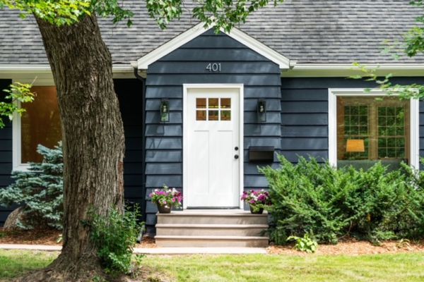 有灰色油漆的房子