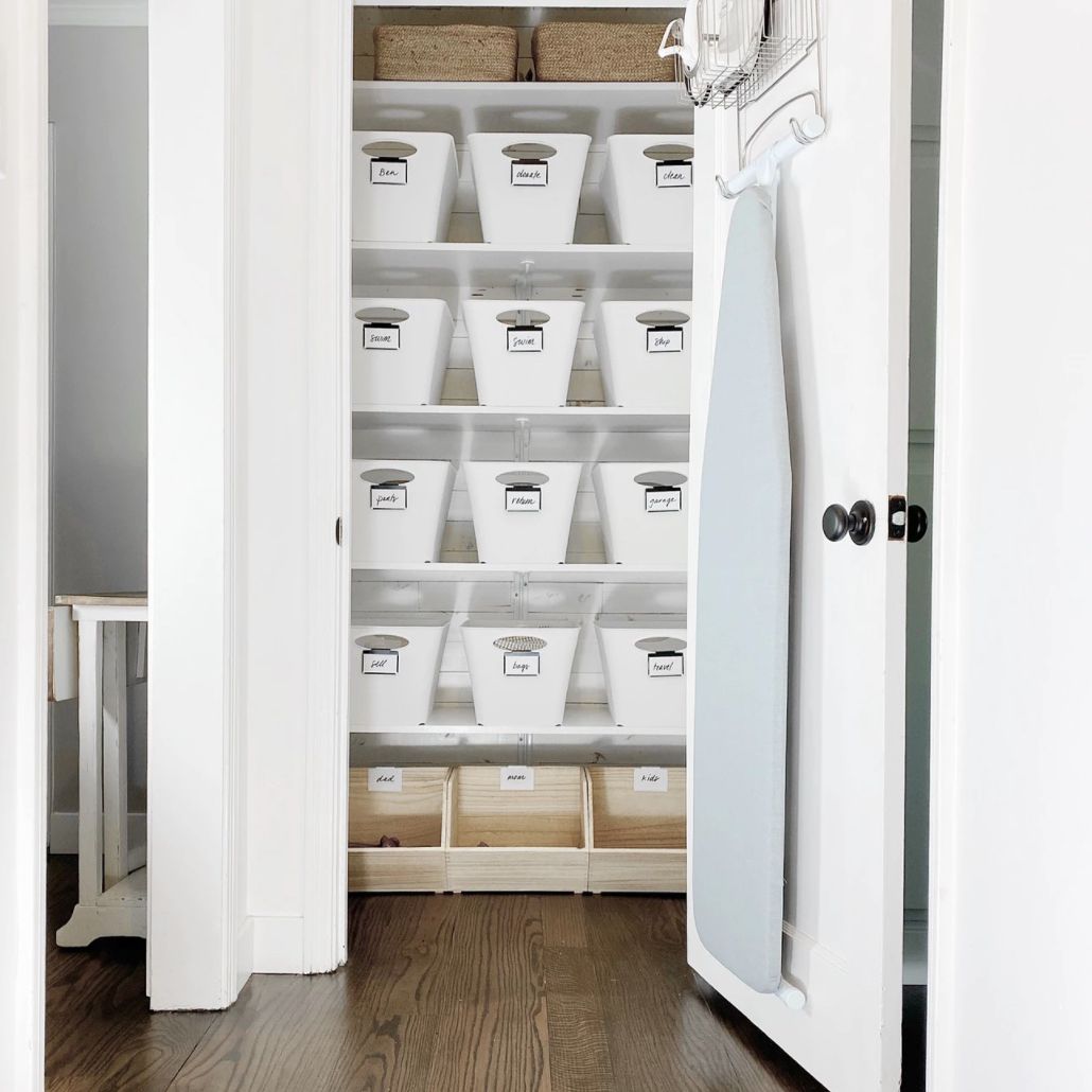 带有架子和搭板的大厅壁橱