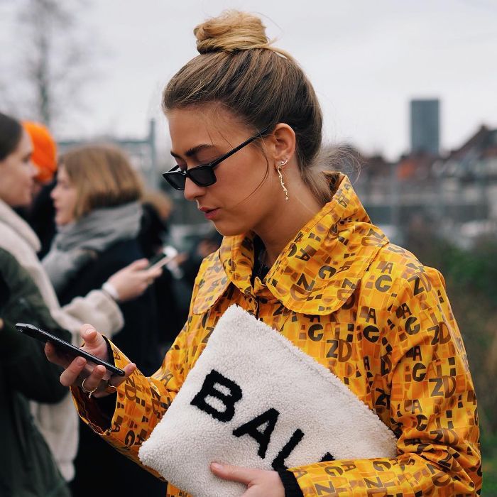 一个女人在打电话