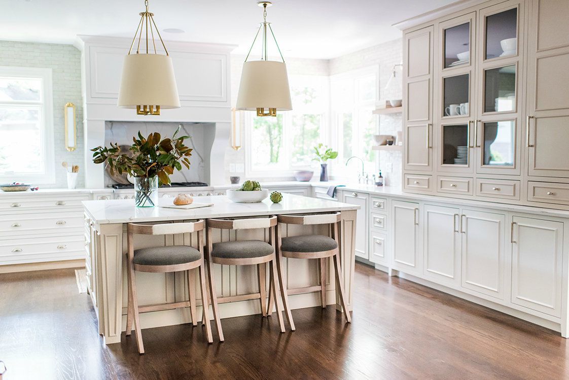 最好的厨房想法-褐色厨房与白色口音