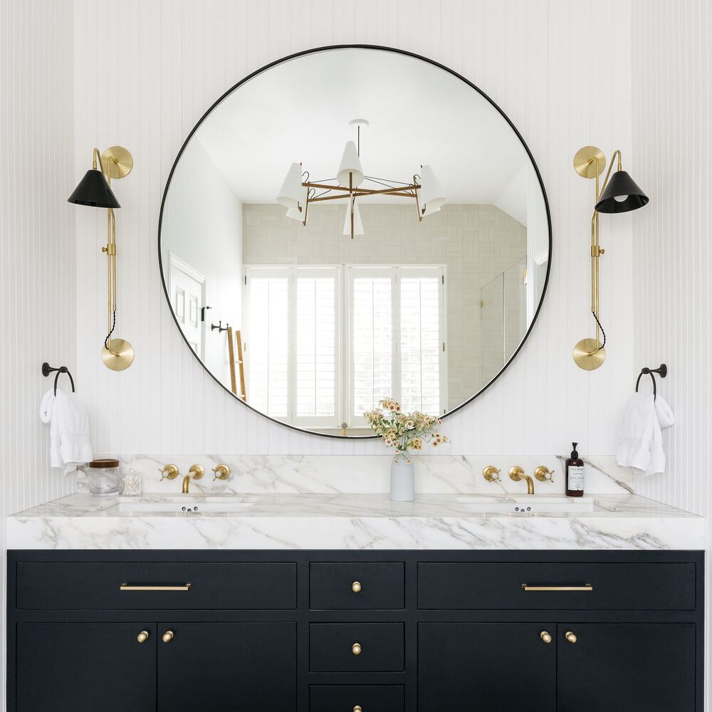 一间带大理石台面和内置后挡板的浴室