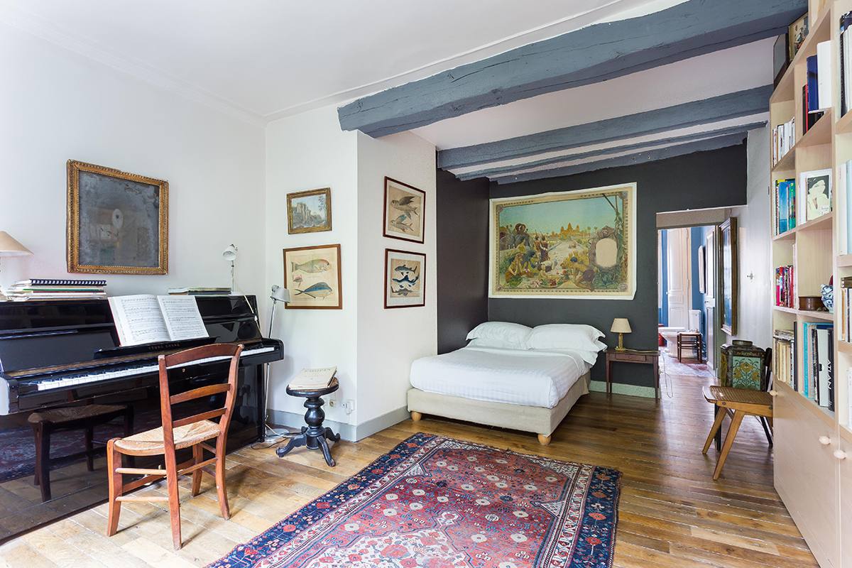 一间精致的小法国公寓