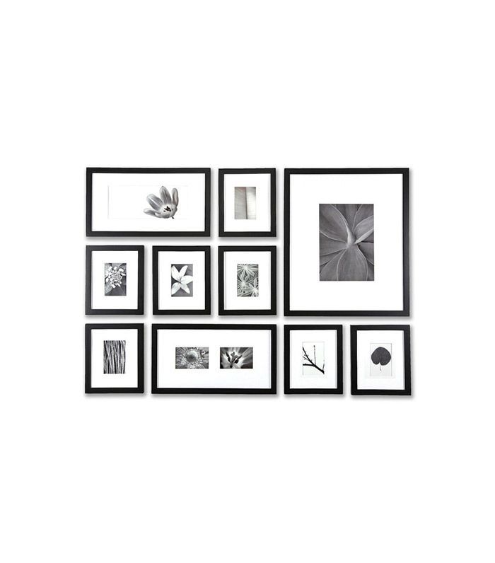 一组黑白照片装在黑色相框里，悬挂着画廊风格。