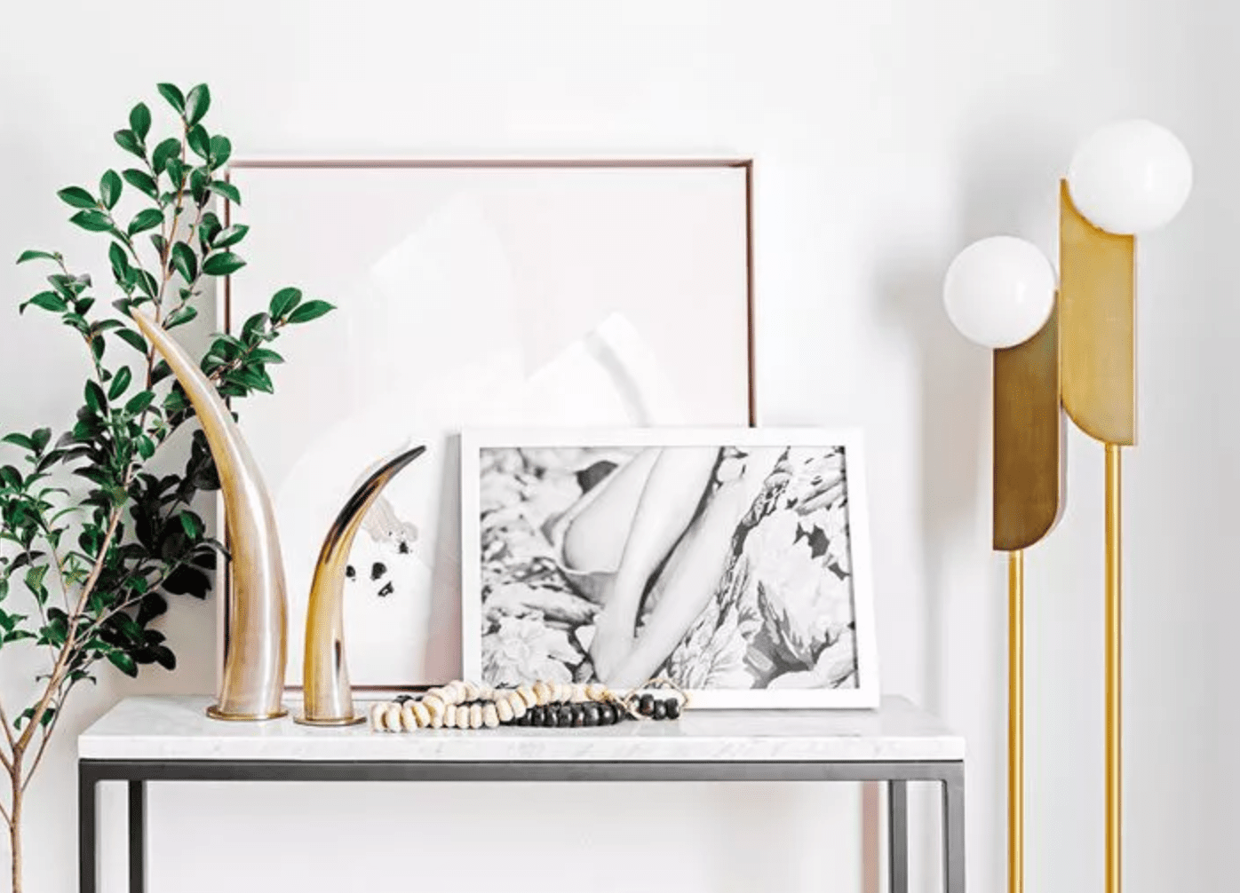 在西榆树大理石控制台的物体和框架艺术的小插图