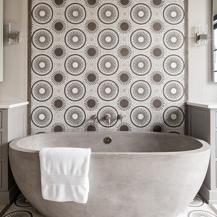 浴室有石头浴缸和瓷砖后挡板