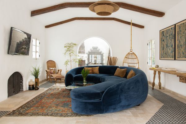客厅与蓝色天鹅绒沙发和老式家具