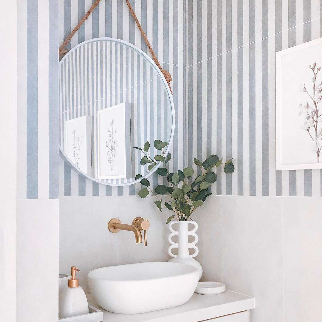 蓝色条纹的浴室