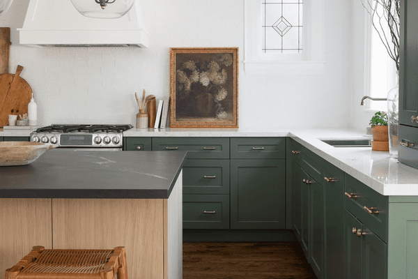 一个典雅的厨房，带深绿色橱柜
