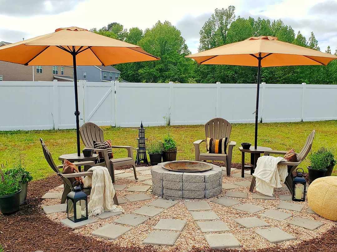 户外火坑与椅子