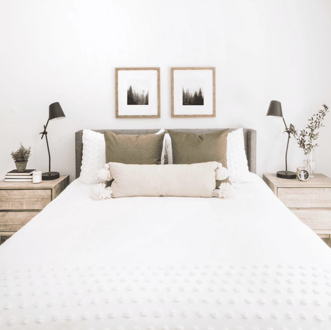 全白的卧室，象牙色的枕头