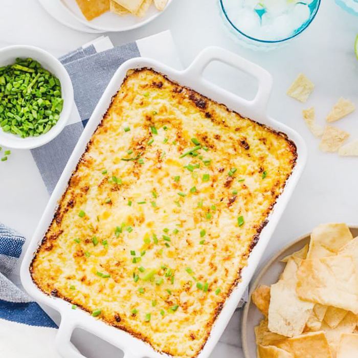 Keto感恩节食谱- Keto大蒜烤花椰菜切达蘸酱