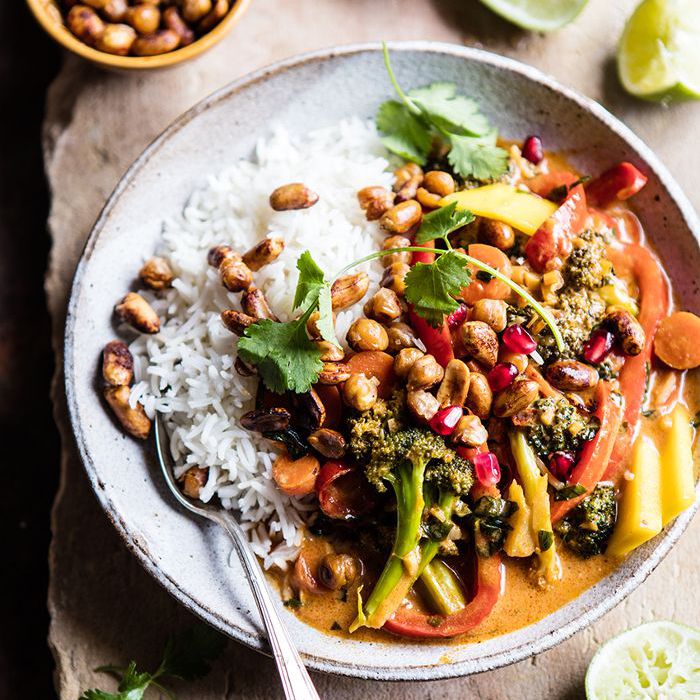 泰国椰子咖喱素食与香脆鹰嘴豆